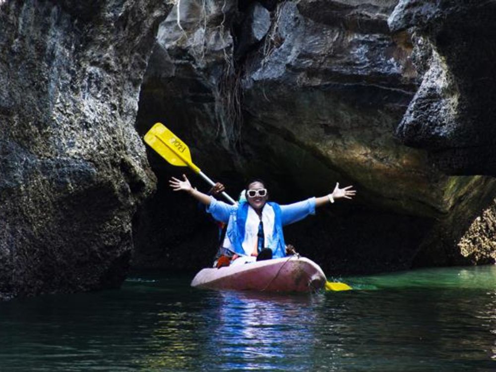 canoeing on james bond island tour